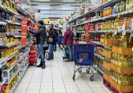 Clientes por los pasillos de un supermercado de la región el pasado viernes.