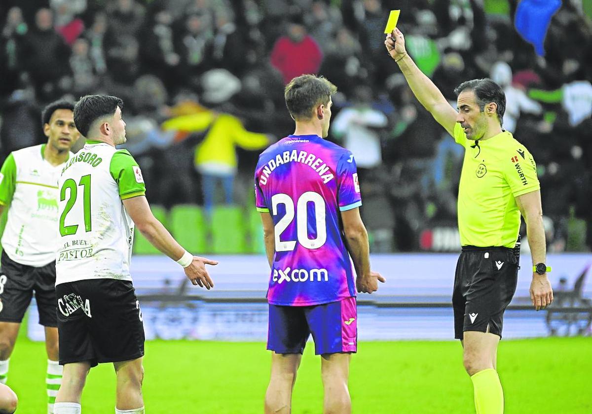 Aritz Aldasoro es amonestado con cartulina amarilla durante el partido ante el Leganés.