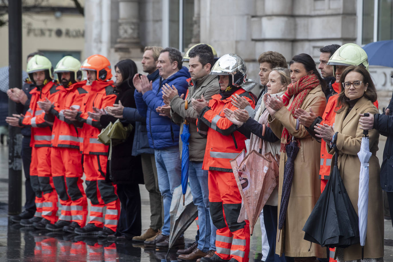 La Corporación del Ayuntamiento de Santander, la consejera de Presidencia, entre otras autoridades, y un grupo de bomberos municipales, durante el minuto de silencio por el incendio de Valencia.