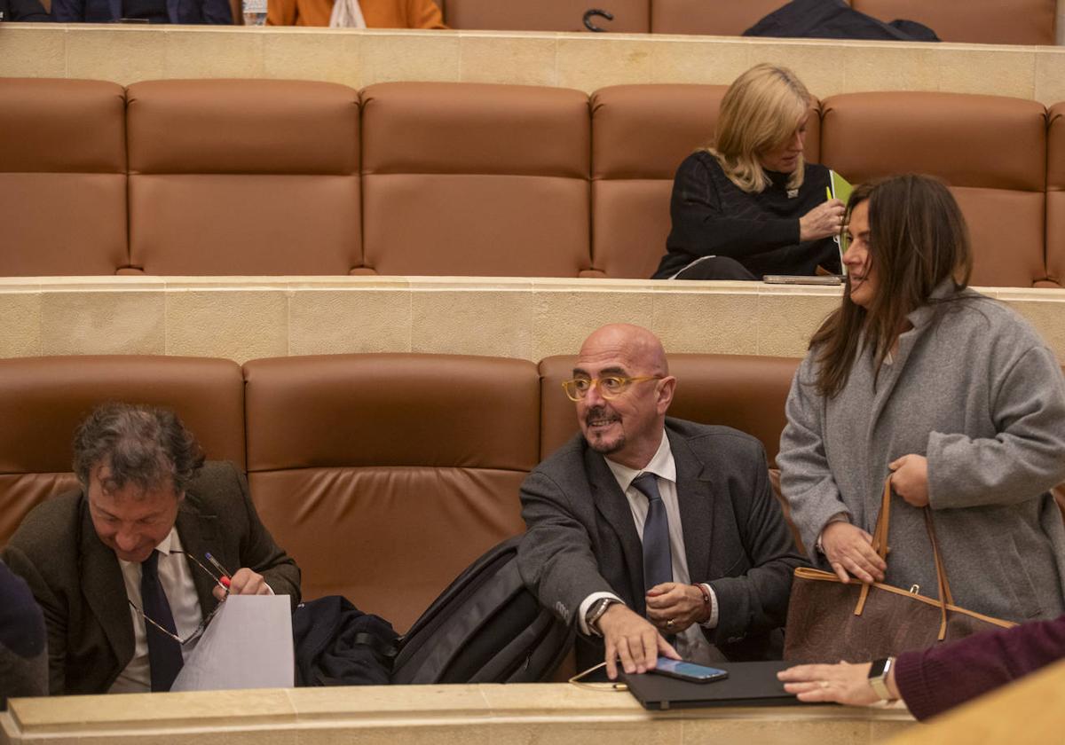 Los consejeros Pablo Palencia, César Pascual y Begoña Gómez del Río, esta tarde en el pleno.