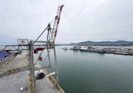 Muelles del Puerto de Santander, con una de las grúas de Boluda en primer plano.