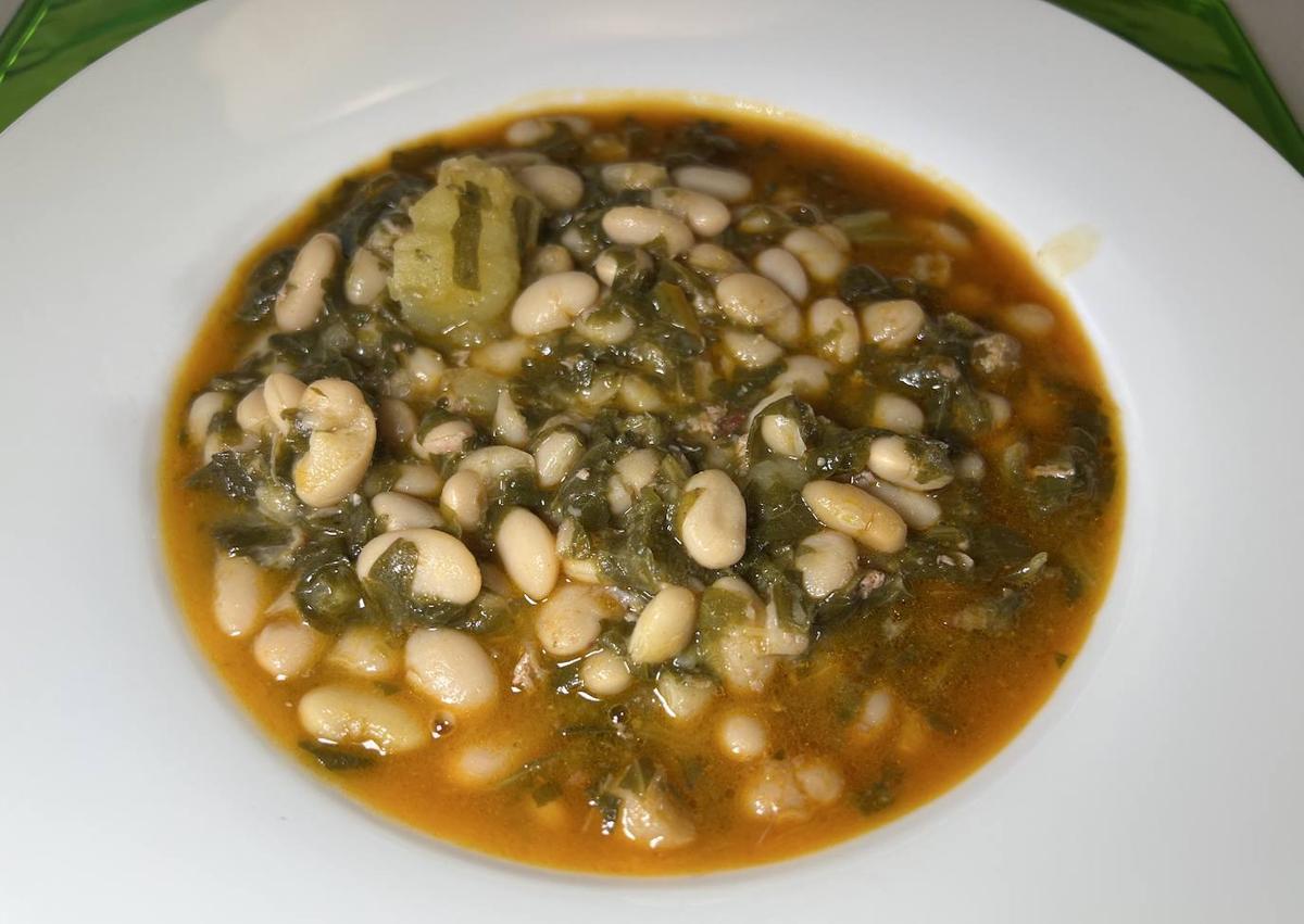 Imagen secundaria 1 - Arriba, arroz con calamares. A la izquierda, cocido montañés y, a la derecha, el compango del cocido montañés.