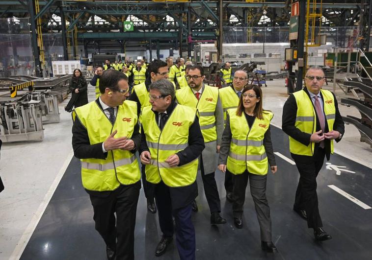 La presidenta de Cantabria y el secretario de Estado, hoy en San Sebastián.