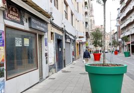 Locales vacíos en la calle Consolación, una de las más céntricas de Torrelavega.