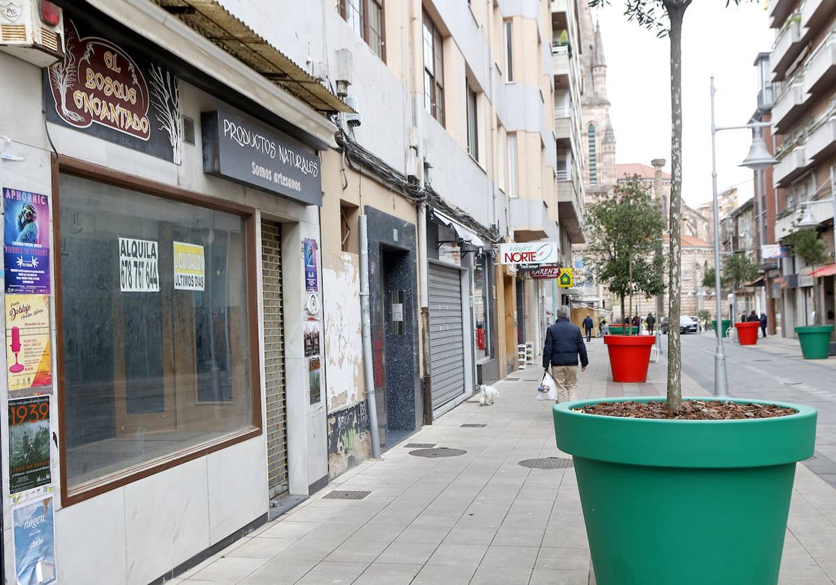 Locales vacíos en la calle Consolación, una de las más céntricas de Torrelavega.