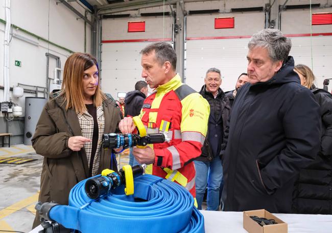 Buruaga conversa con uno de los responsables del parque de Bomberos de Emergencias sobre el material recibido ante la mirada de José Luis López, alcalde de Reinosa.