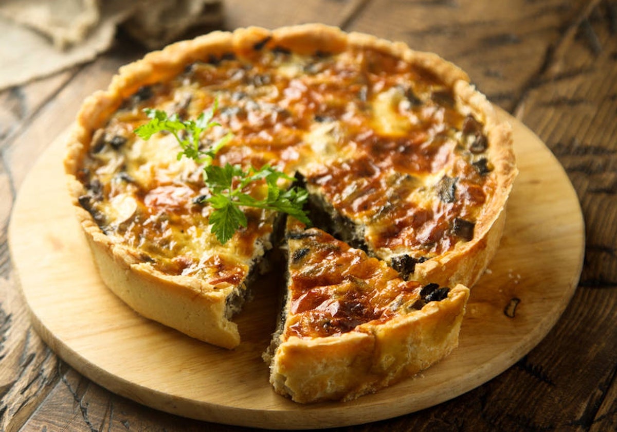 Una deliciosa 'quiche' de puerros, setas y queso cremoso.