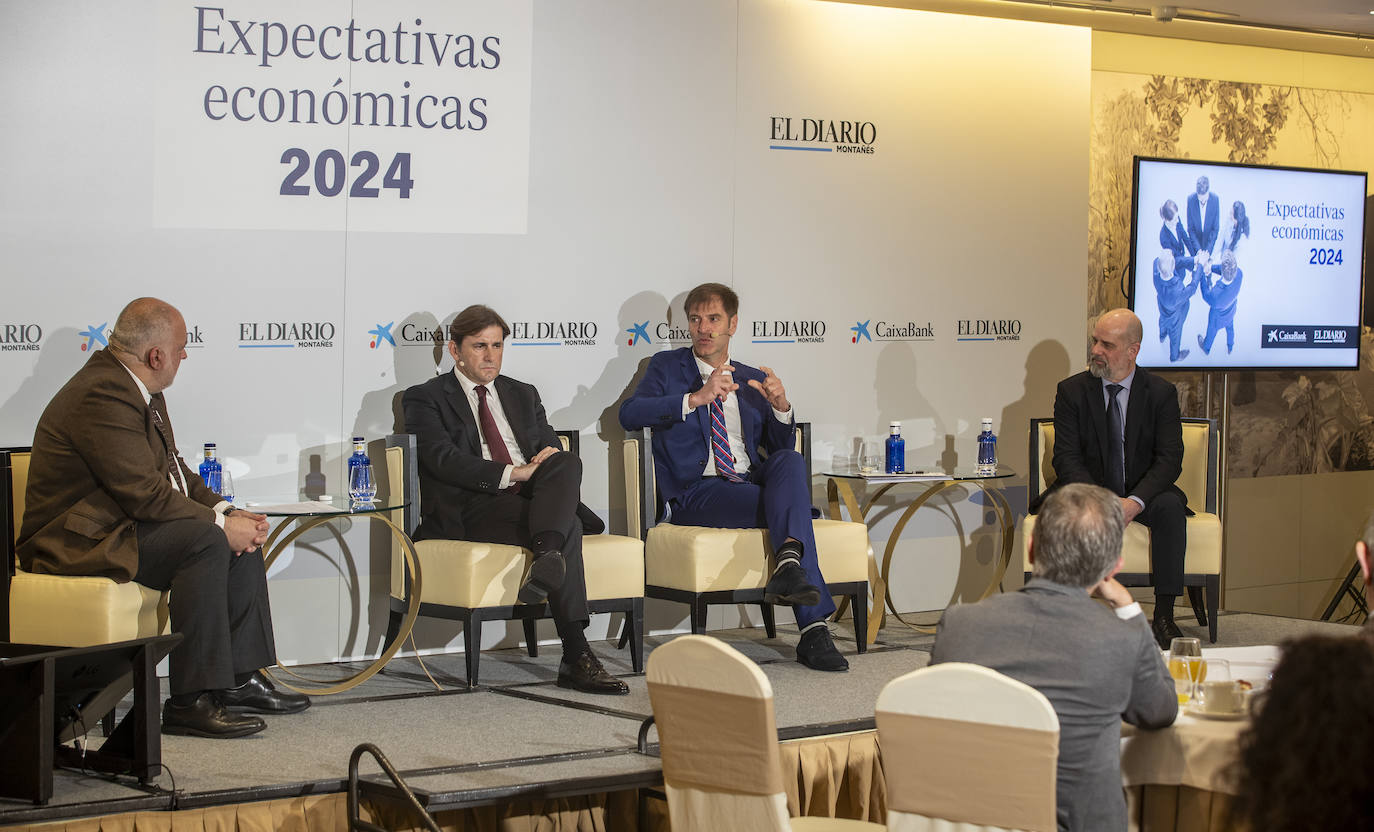 José Luis Pérez modera la mesa redonda compuesta por Felipe Ortiz, Enrique Conde y Roberto Álvarez.