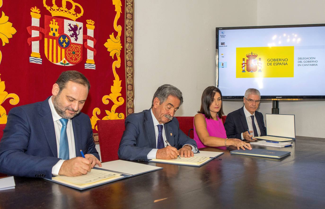 2018. Santander. El ministro de Fomento, el presidente de Cantabria, la alcaldesa de Santander y el presidente de ADIF firman el convenio para la reordenación ferroviaria de la capital.