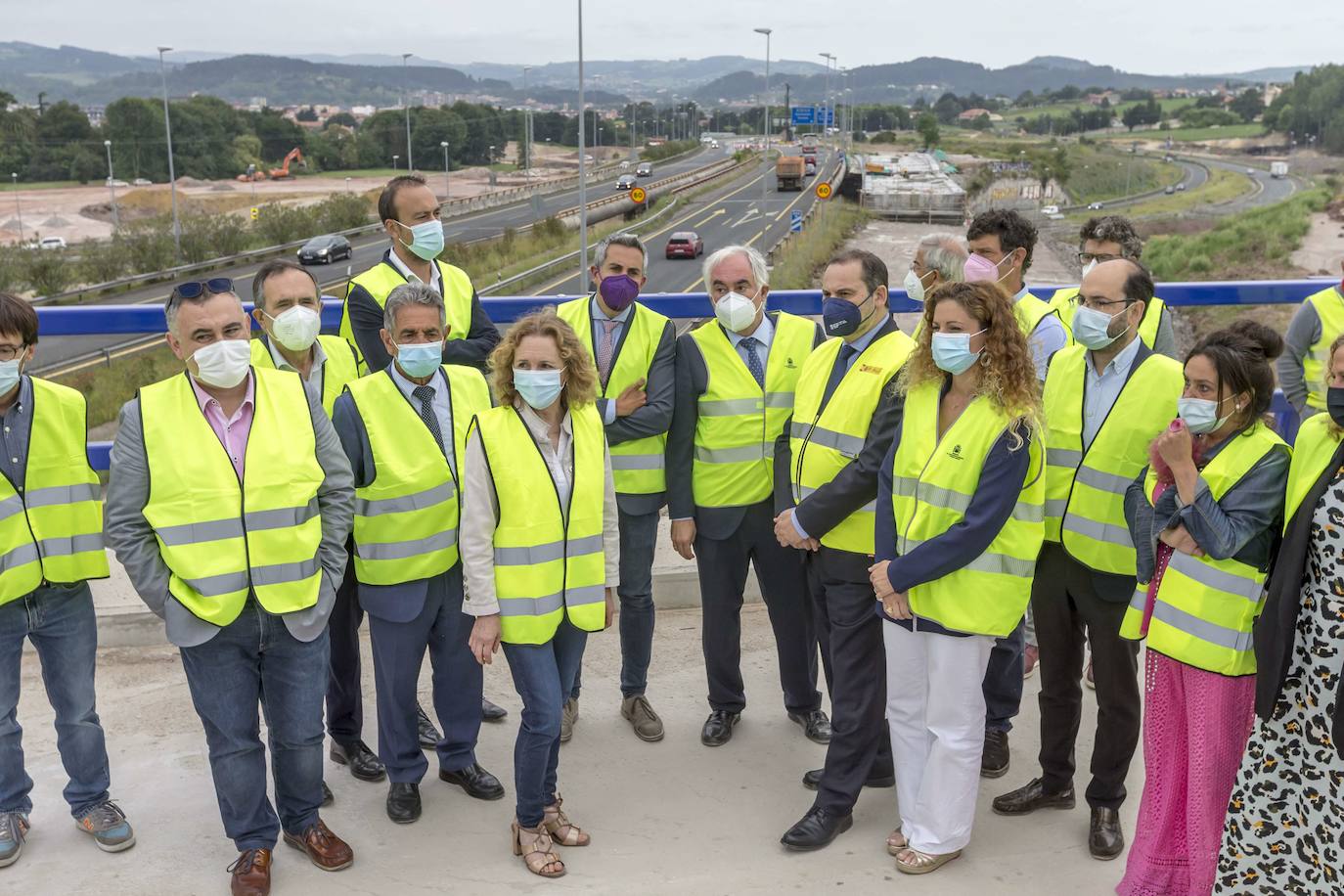 2021. Torrelavega. Ábalos asiste al inicio de las obras del enlace de la A-67 en Torrelavega, junto al alcalde de Torrelavega, el presidente de Cantabria y la delegada del Gobierno, entre otros.