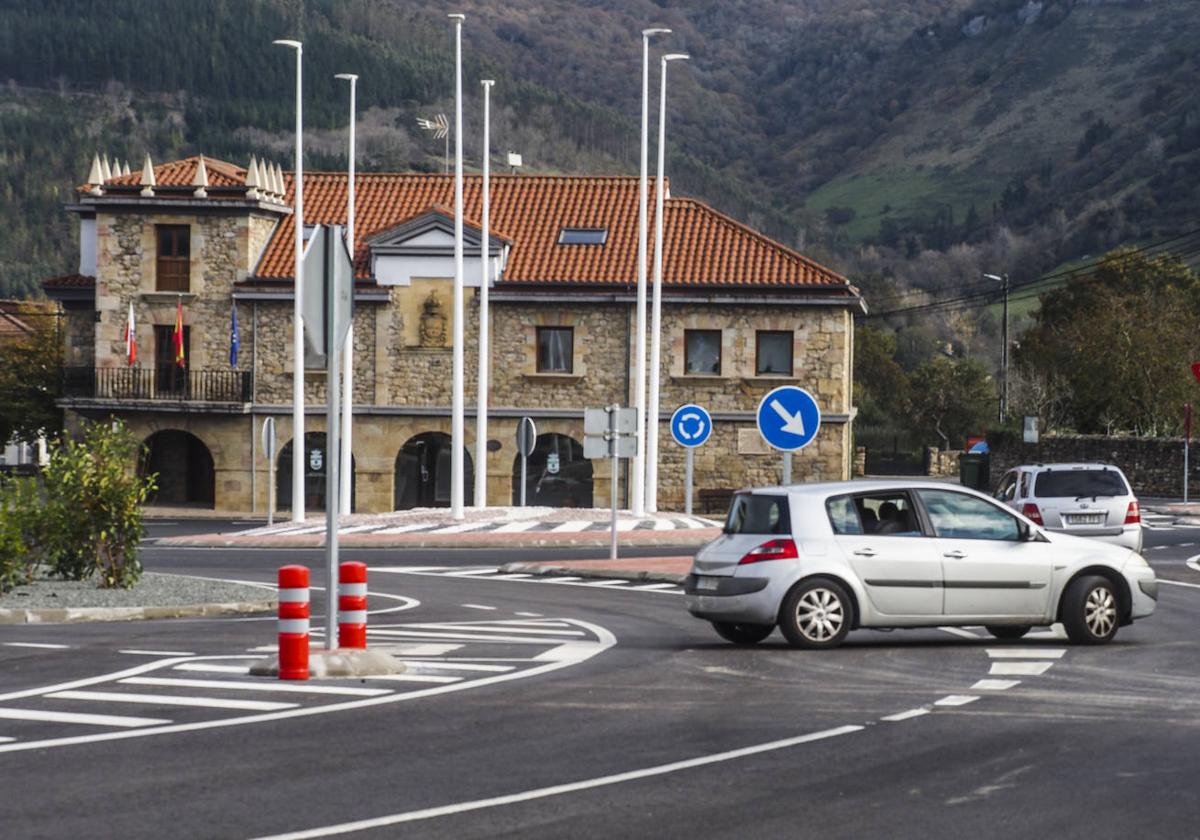 Imagen del acceso a Castilla Pedroso desde la carretera de San Vicente de Toranzo.