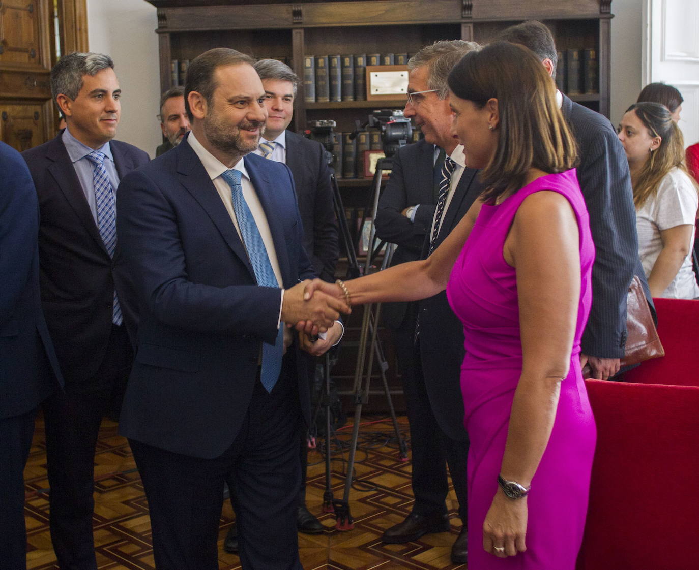 2018. Santander. El dirigente socialista saluda a Gema Igual ante la presencia de Pablo Zuloaga y César Díaz, entre otro.