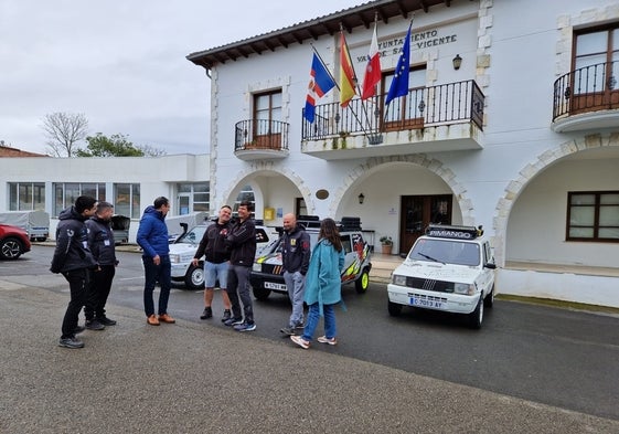 Los participantes, junto a los representantes municipales, en Pesués.