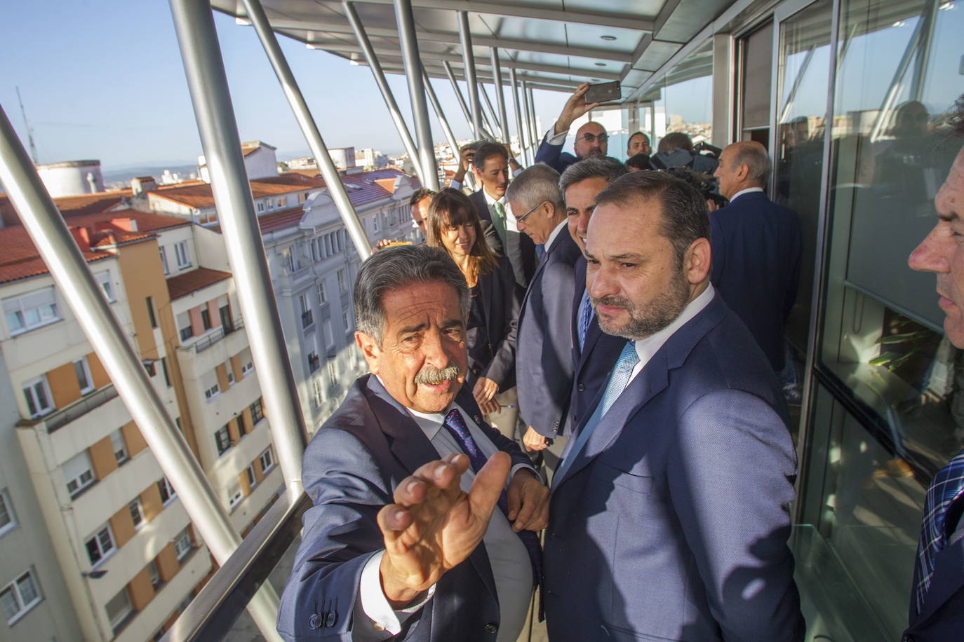 2018. Sede del Gobierno de Cantabria en Peña Herbosa. Miguel Ángel Revilla muestra a Ábalos las vistas desde la terraza de su despacho, junto a Pablo Zuloaga. Al fondo, Koldo García intenta sacar una foto con su móvil.