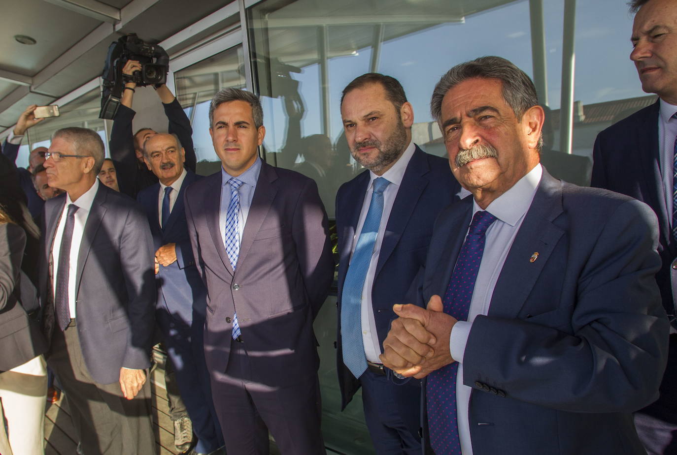 2018. Santander. José María Mazón, Pablo Zuloaga, José Luis Ábalos, Miguel Ángel Revilla y Guillermo Blanco, en la sede del Peña Herbosa.