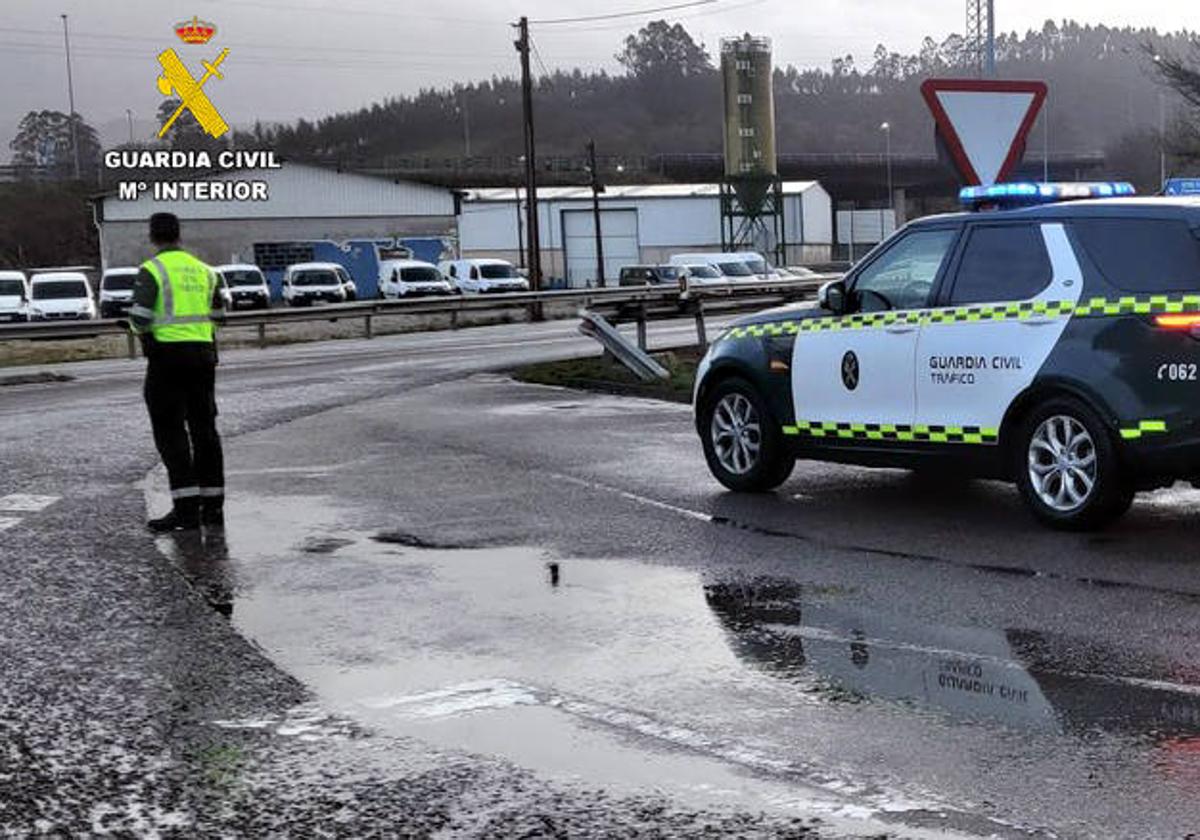 Se salta un control de Tráfico en Castañeda y, cuando le detienen, resulta ser un estafador