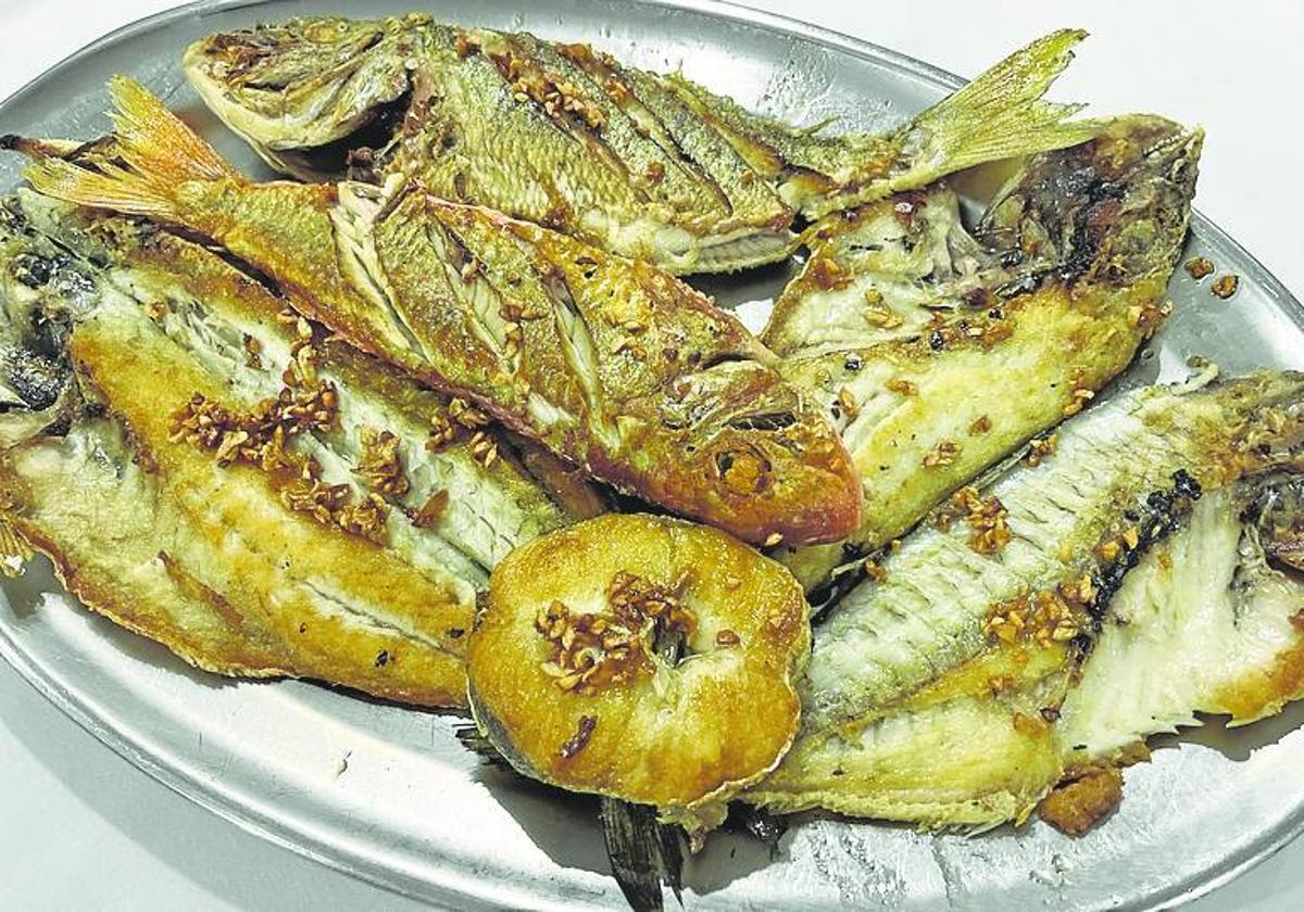 Parrillada de pescados con lubina, merluza, perla, dorada y salmonete.