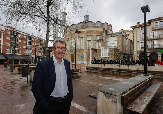 El concejal Pedro Pérez Noriega posa en la plaza Baldomero Iglesias, sin alejarse del edificio municipal donde pasa gran parte del día.