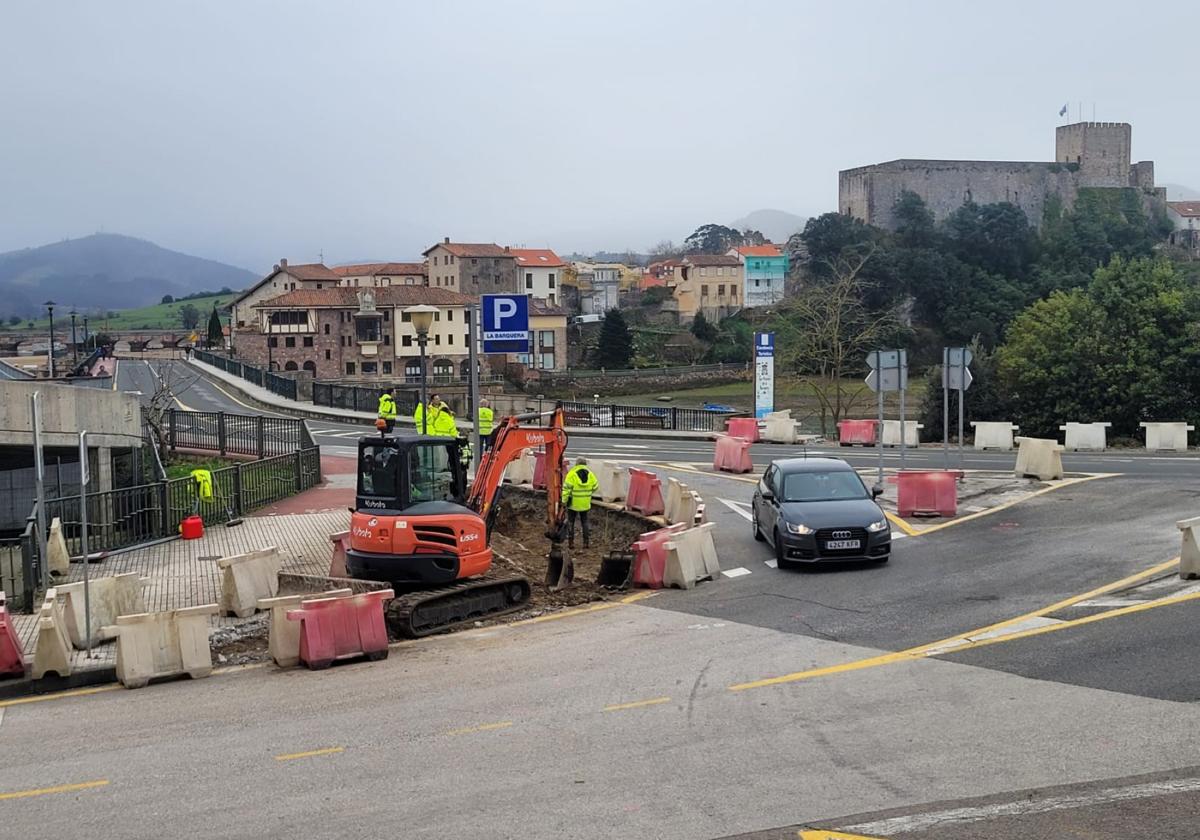 Los operarios trabajan ya en la nueva rotonda, en el cruce de la N-634 con La Barquera.