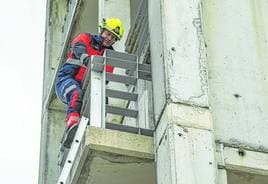 Uno de los bomberos, durante la demostración, ya subido en la torre.