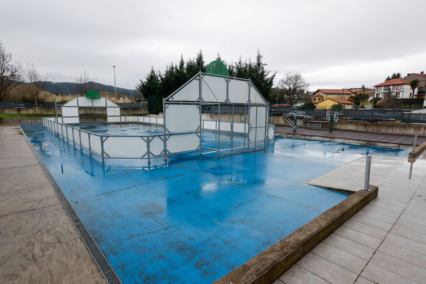 Zona deportiva de los aparatamentos, donde los usuarios pueden jugar y ejercitarse al aire libre.