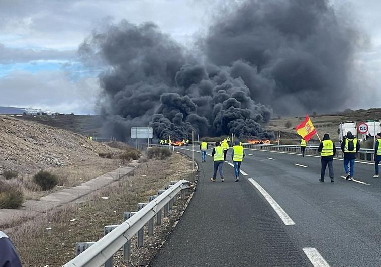 Ganaderos en el límite entre Castilla y León y Cantabria.