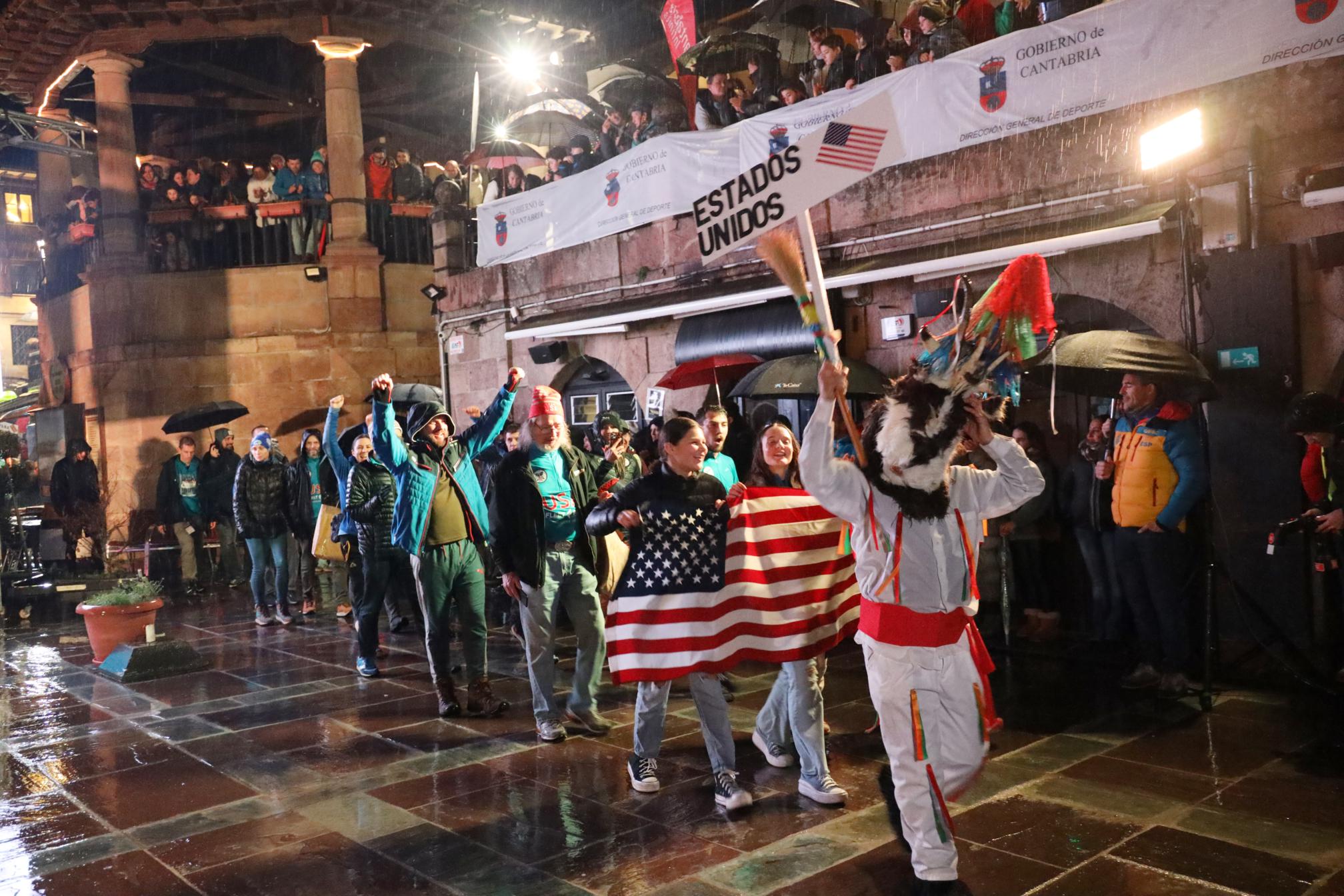 Representantes de Estados Unidos al llegar a los bajos de La Plaza