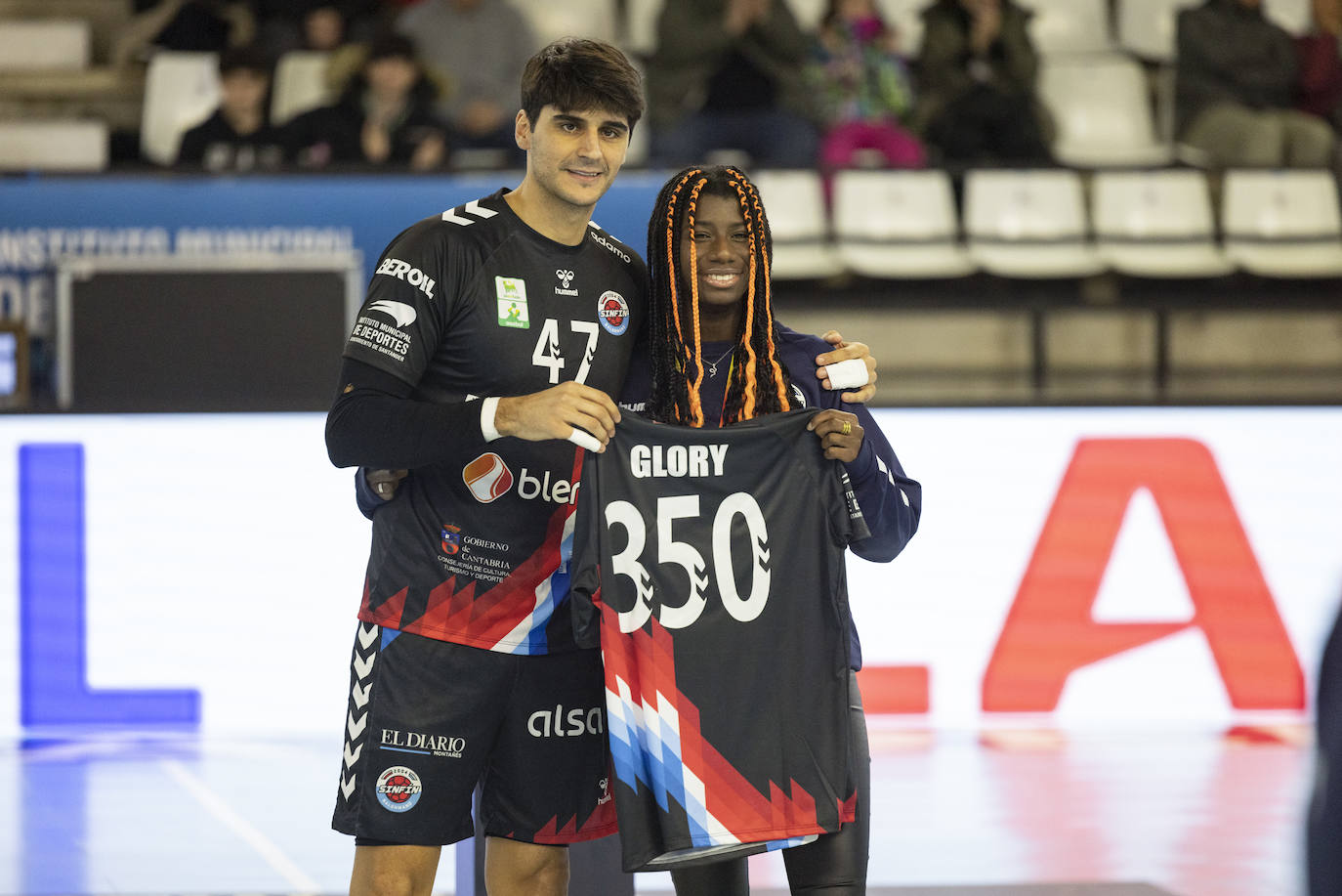 Marc López, junto a Glory Llorente, socia del Sinfín y que recientemente ha sido bronce en el Nacional sub-18 en los 60 metros lisos.