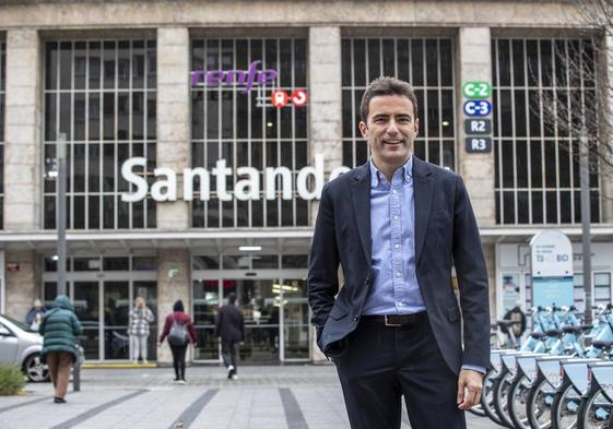 El diputado nacional y secretario general del PSOE de Santander, Pedro Casares, frente a la estación de Renfe de Santander.