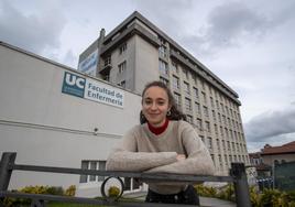 Ángela Prellezo posa frente a la Facultad de Enfermería de la UC, donde se graduó en 2023.