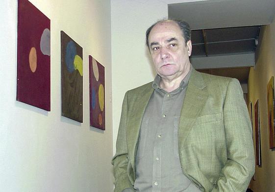 El pintor Celestino Cuevas, en un retrato de 2002, en la exposición 'Espeio' celebrada en la galería Siboney.