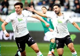 Los jugadores del Racing celebran el primer gol en A Malata.