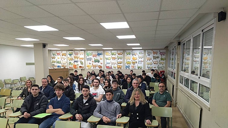 Lostal da a conocer su actividad al IES José María de Pereda