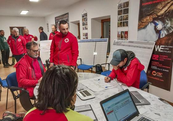 El equipo de la Cruz Roja encargado de montar el puesto de mando en Arredondo, la noche del pasado domingo.