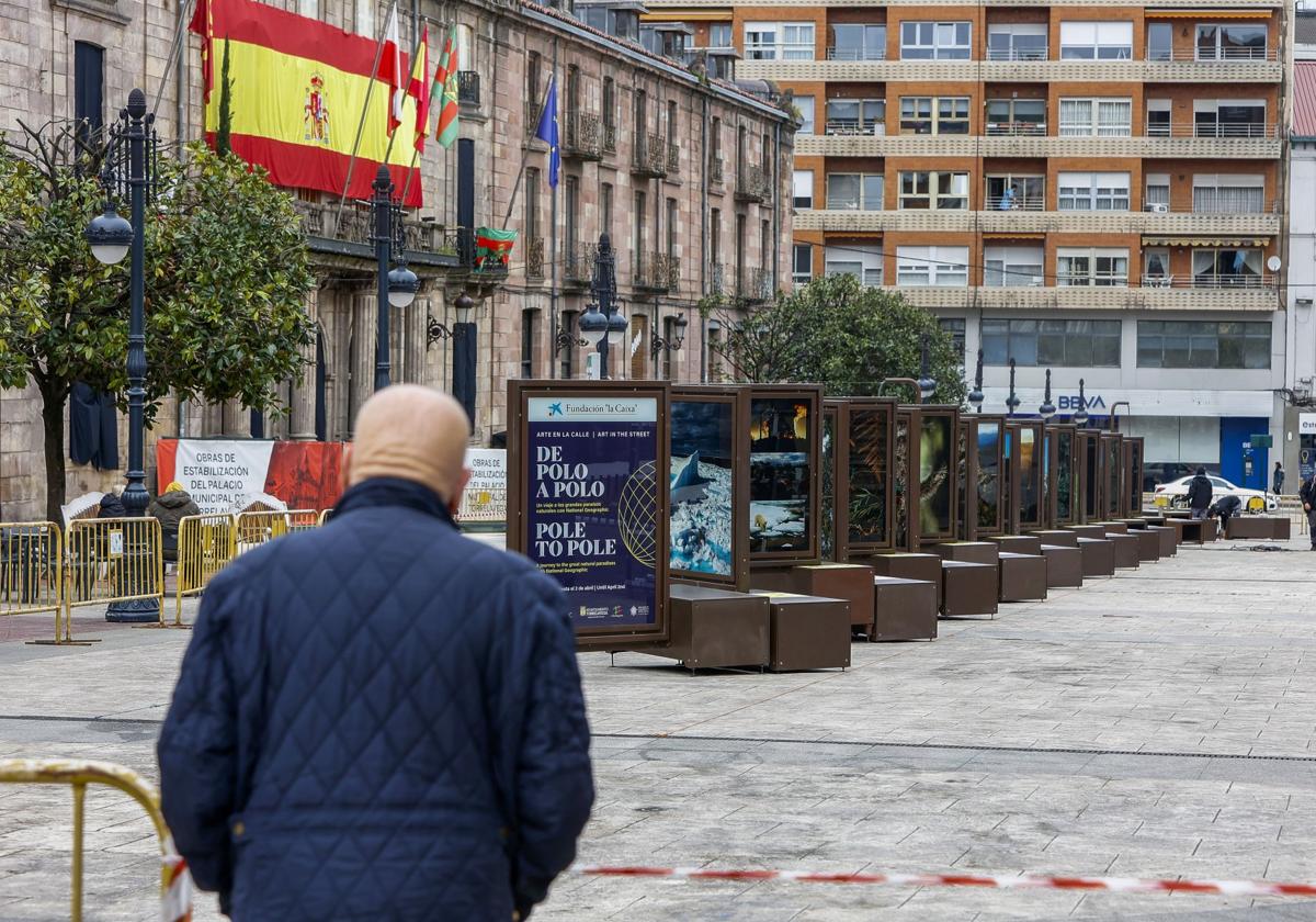 Un vecino se detiene ante la muestra visual, ayer, en el Bulevar Demetrio Herrero de Torrelavega.