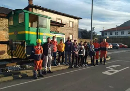 Los equipos posan en la entrada de las instalaciones de Trefilerías Quijano.