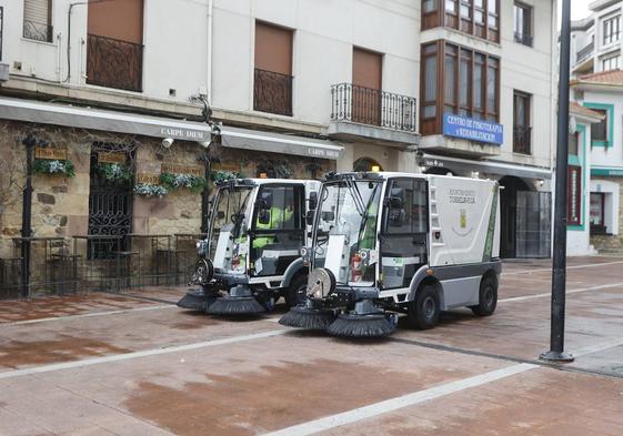 Operarios de Limpieza Viaria estrenan otras dos barredoras, el año pasado, en Torrelavega.