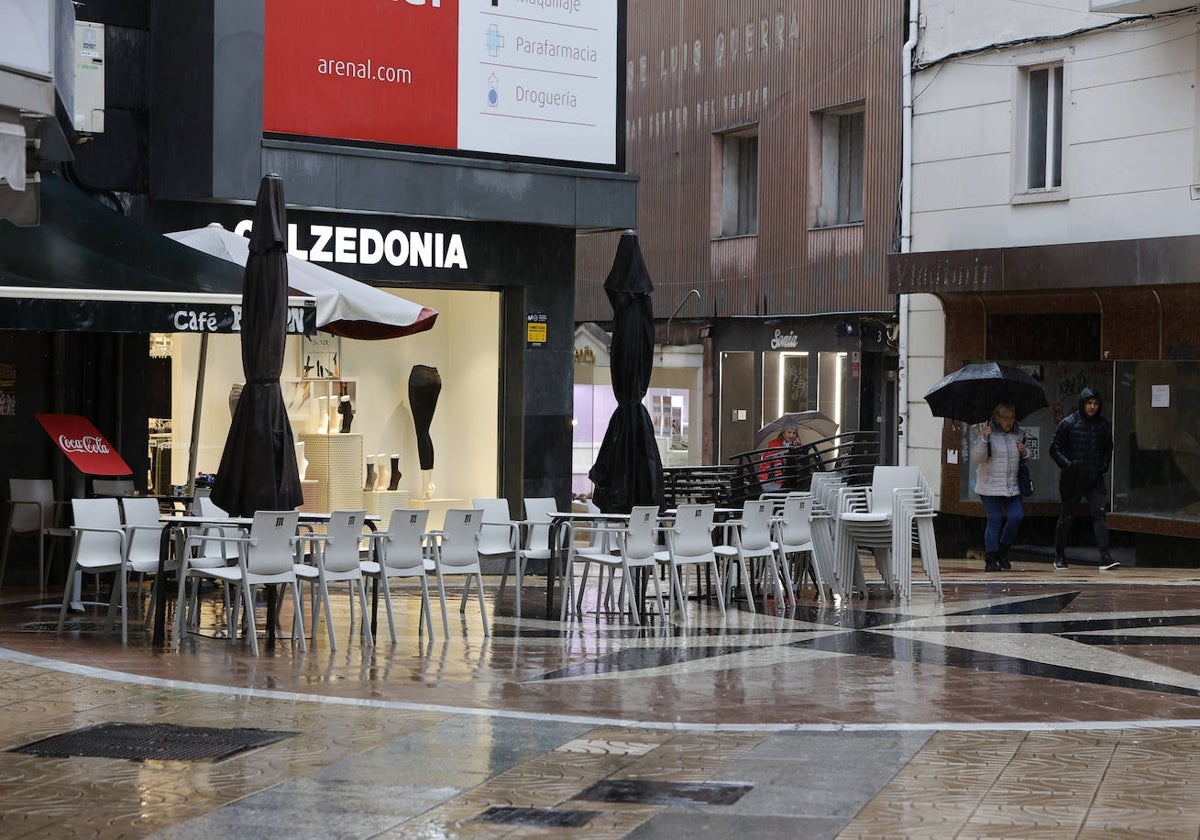 Una terraza de hostelería vacía, el pasado mes en pleno temporal en Torrelavega.