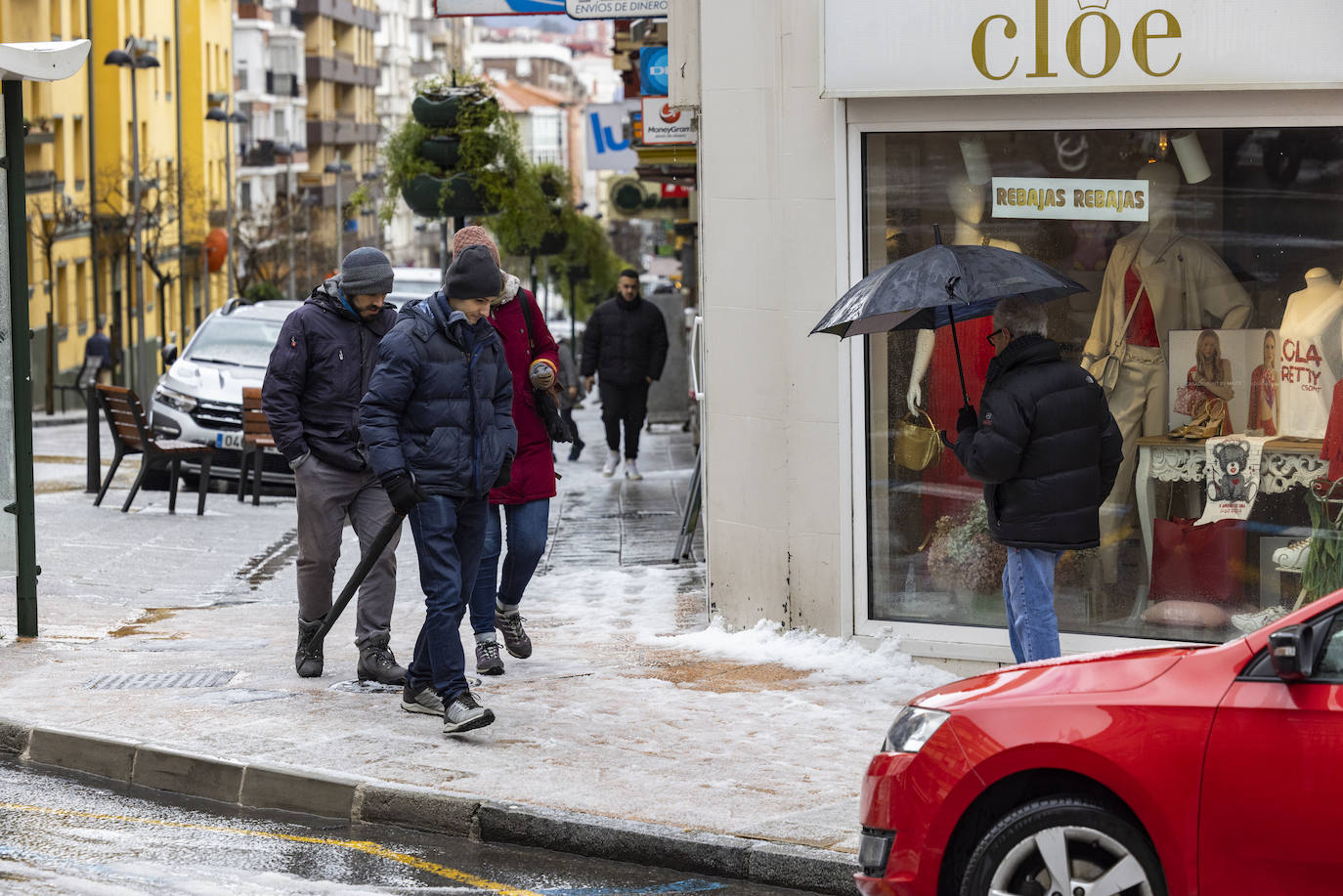 El granizo cubrió de blanco las calles de la capital cántabra.