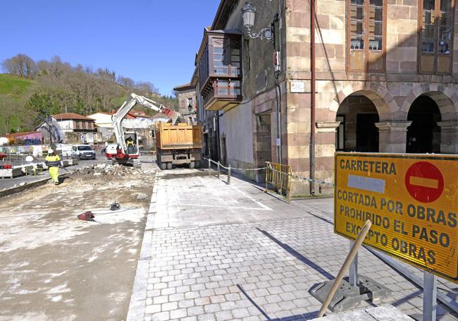 Cartel identificativo de las obras en Cabezón de la Sal.