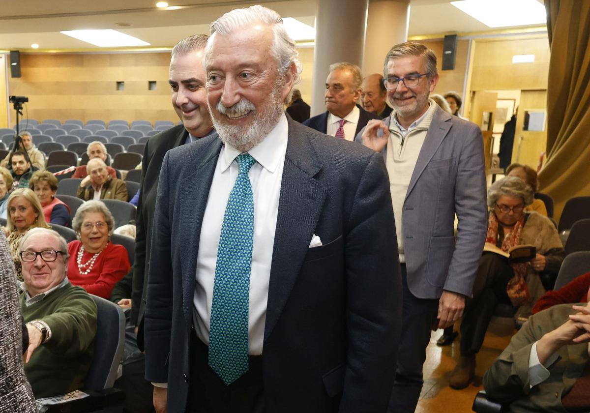 Julio Gómez-Pomar a su llegada al Ateneo junto al consejero de Fomento y el presidente del Puerto