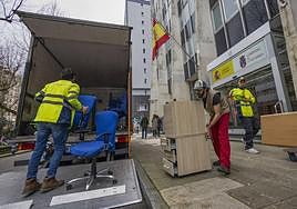 Un operario, en plena mudanza en el séptimo piso del edificio de la calle Vargas, planta destinada a distintos departamentos de la Consejería de Educación.