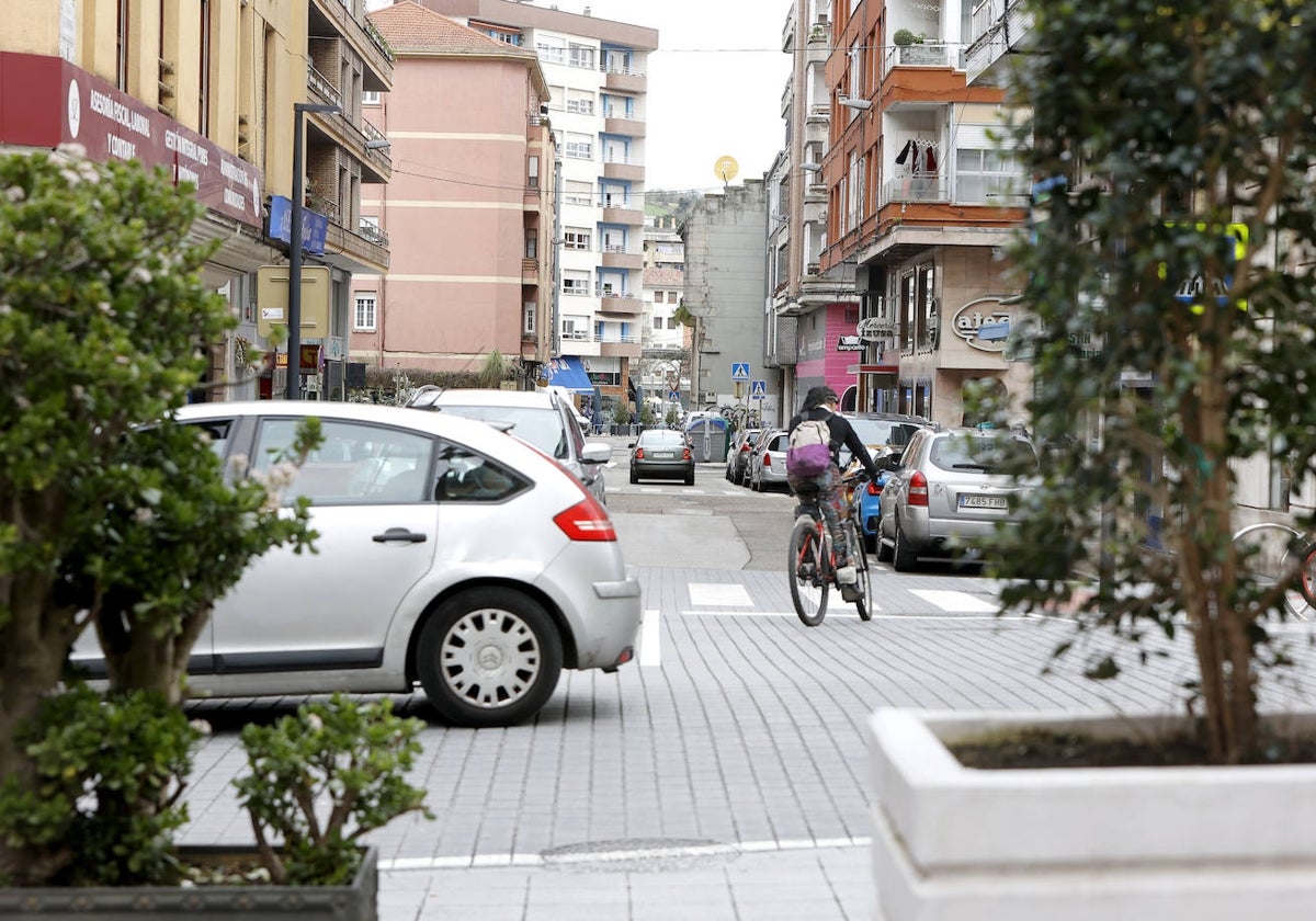 Un ciclista circula accede a la calle Alonso Astúlez, una de las vías afectadas por la Zona de Bajas Emisiones, esta semana, en Torrelavega.