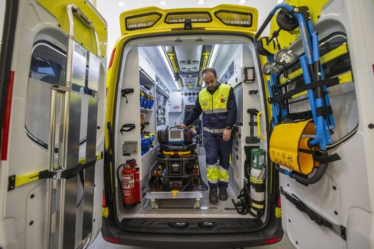 El técnico Roberto Acereda fue el encargado de explicar el equipamiento de las nuevas ambulancias de Autransa.