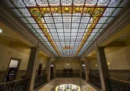 La vidriera más grande, con el escudo de España, en el vestíbulo del edificio de Hacienda.