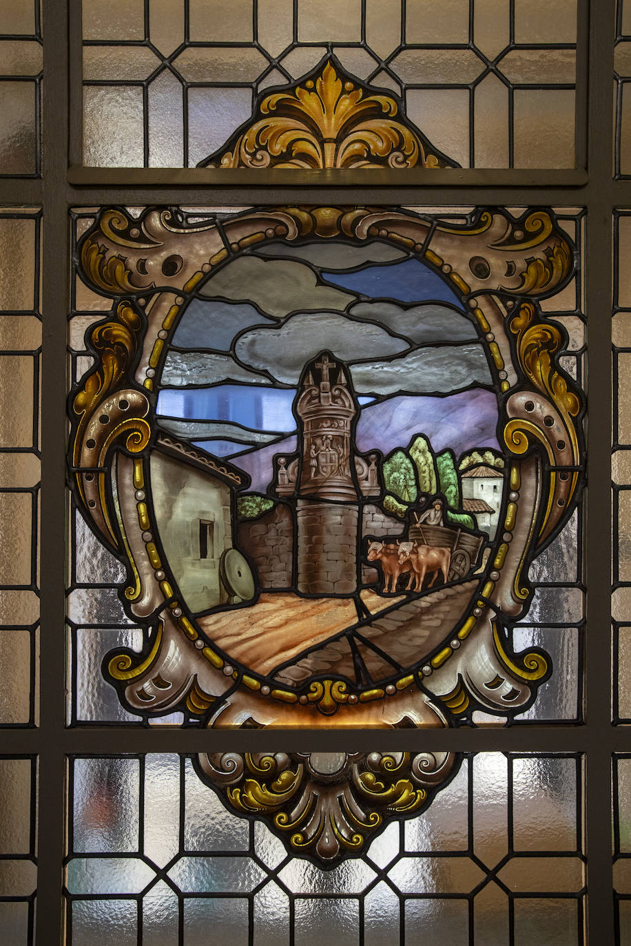 La Cruz de Rubalcaba de Liérganes con todo tipo de detalles: la sombra del monumento, las piedras, la piel de los animales...