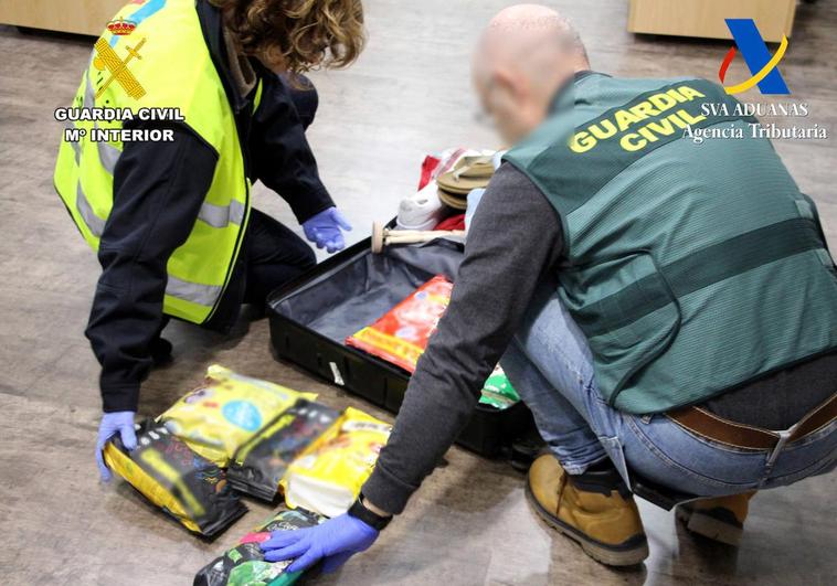 Momento en el que agentes de la Guardia Civil y del servicio de Vigilancia Aduanera de la Agencia Tributaria abren la maleta.