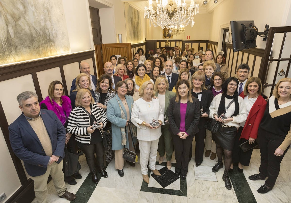 La presidenta de Cantabria, María José Sáenz de Buruaga, en el centro de la foto de familia en el hospital Santa Clotilde, acompañada de las siete profesionales del centro que se han jubilado el último año y el resto de autoridades