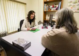 La psicóloga Raquel Martínez atiende a una mujer en el despacho de Cavas.