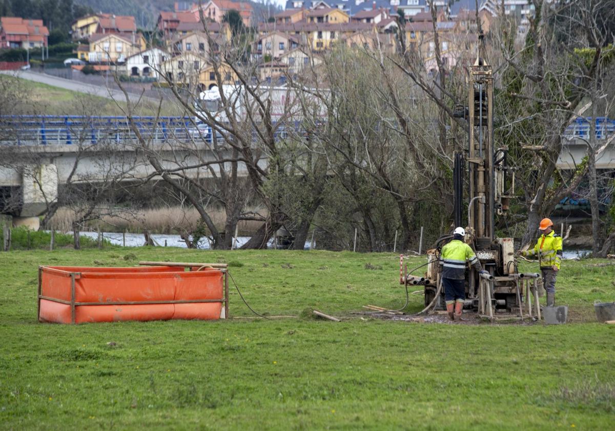 Dos operarios realizaron ayer por la tarde catas en las fincas expropiadas junto a la autovía A-67, a la altura del viaducto sobre el Pas.